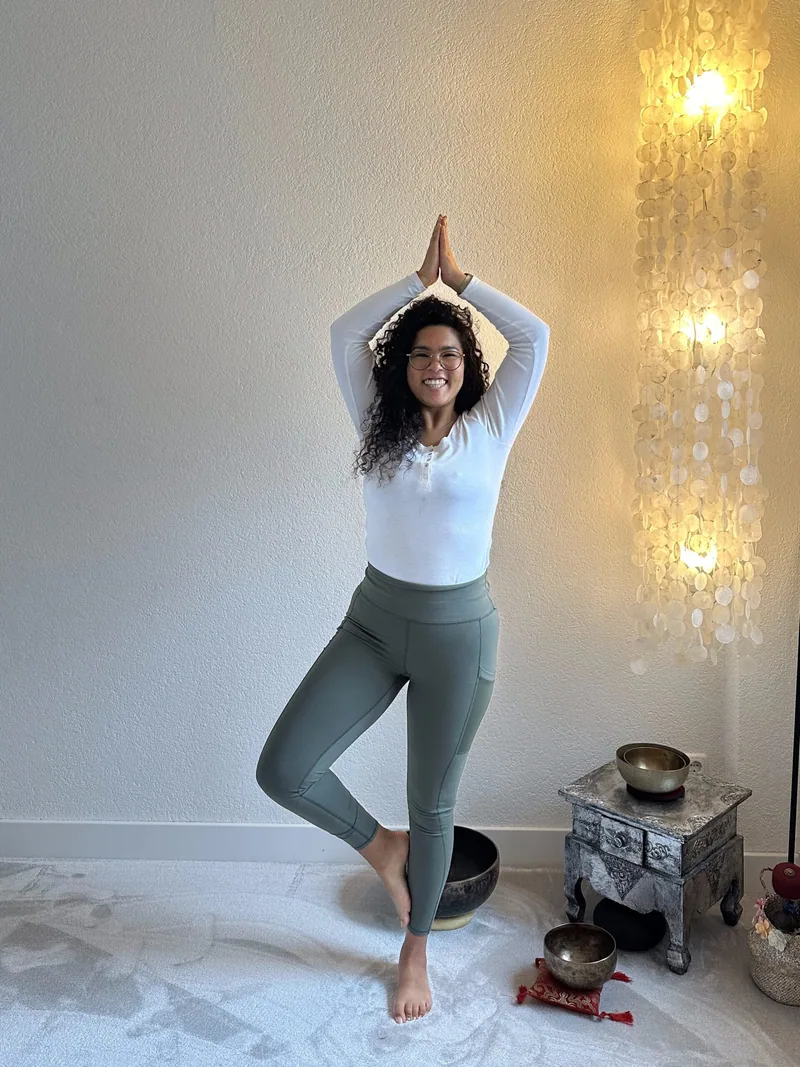 Yvonne in einer ruhigen Yoga-Haltung